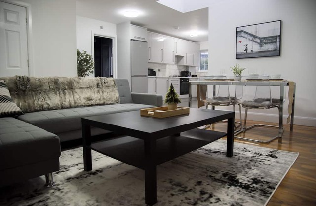Stylish 3 bed, sleeps 7, free parking