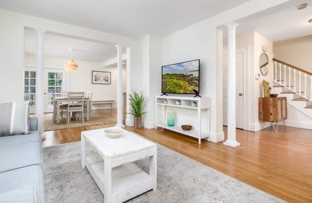 Immaculate 4-Bed House close to the beach