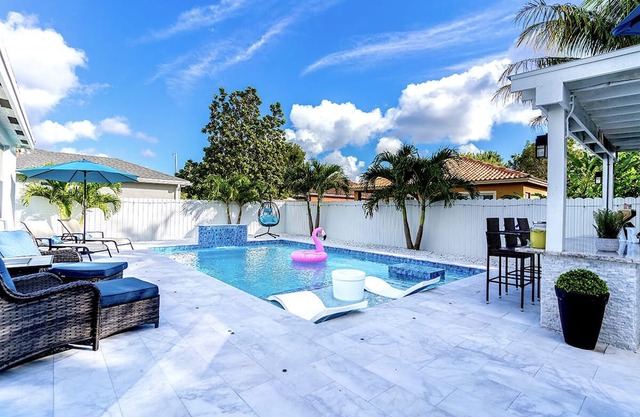 Modern house/sleeps 8/heated pool/lux backyard/Everglades/Keys