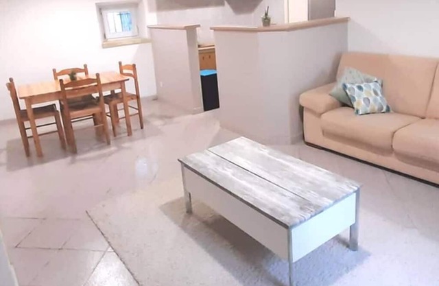 Maison de Village 3 Chambres Avec Jardin Privatif et Stationnement
