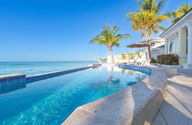 Luxury Beachfront Villa with private Pool and direct Beach Access