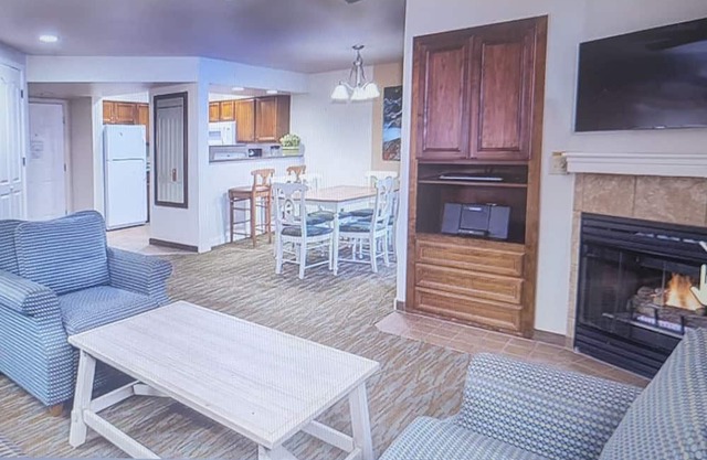 Cozy spacious 3-bedroom apt sleeps8 in Zephyr Cove with Wi-Fi, fitness room