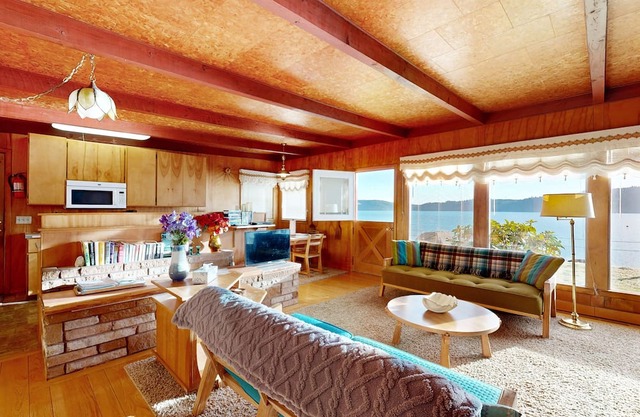 Charming waterfront cottage with panoramic Hood Canal views