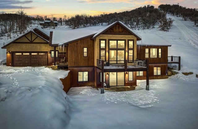 4bdrm 3 bath Ski in/out Chalet on Private Hill