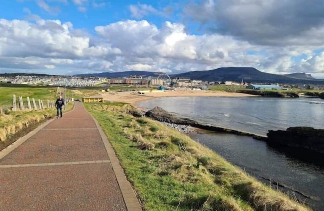 Walking distance to town/beach - 900m, family friendly and spacious.