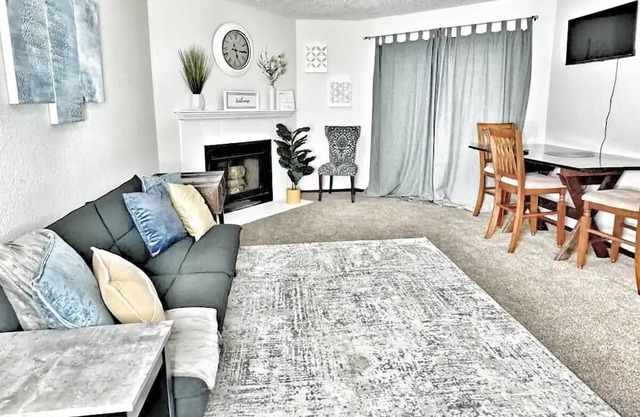 Central Tulsa/ Jenks Condo with a Pool