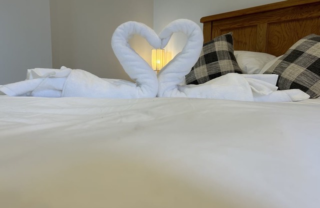 NEW King Bed Romantic Cabin - Must See Landscapes