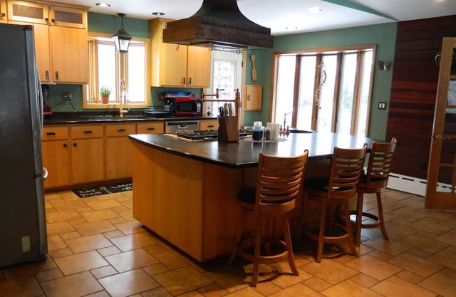 Spacious three bedroom house with pool and hot tub near Historic Suffield Center