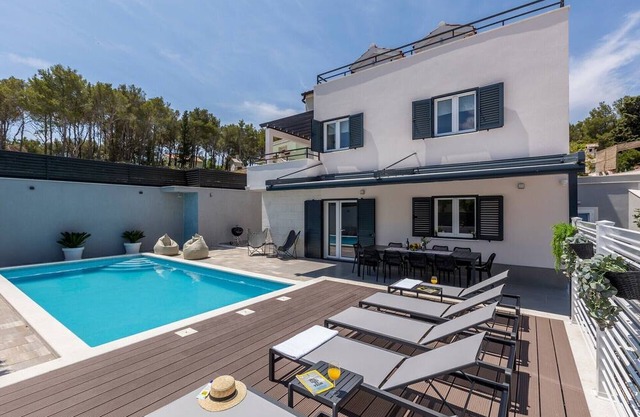 Exclusive Villa Del Mar in Milna with a pool
