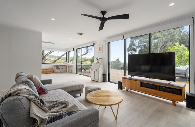 Alkira Red Hill - Peaceful haven with magnificent 180 degree bay and mountain views