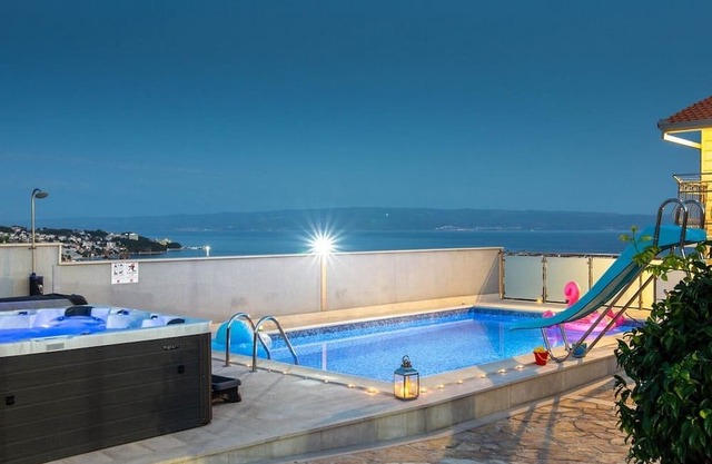 Three bedroom apartment with terrace and sea view Stobreč, Split (A-21990-a)