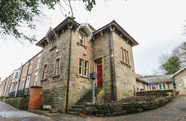 LEAZES COTTAGE, family friendly, with a garden in Durham