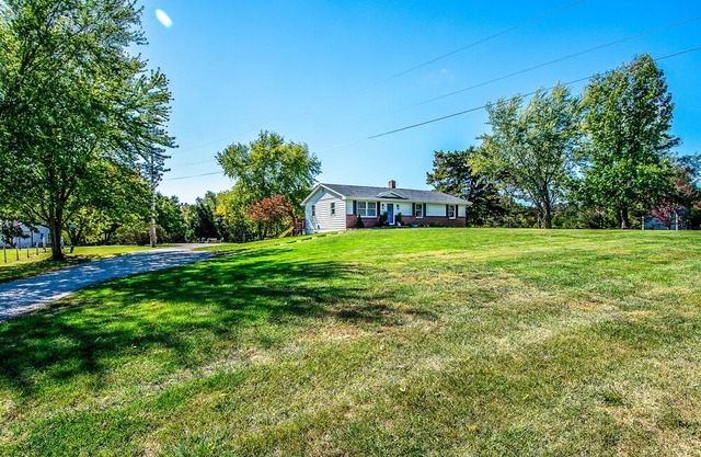 PLUSH FARMHOUSE Fresh Breakfast + Crackling Bonfire! 2-Separate Areas!