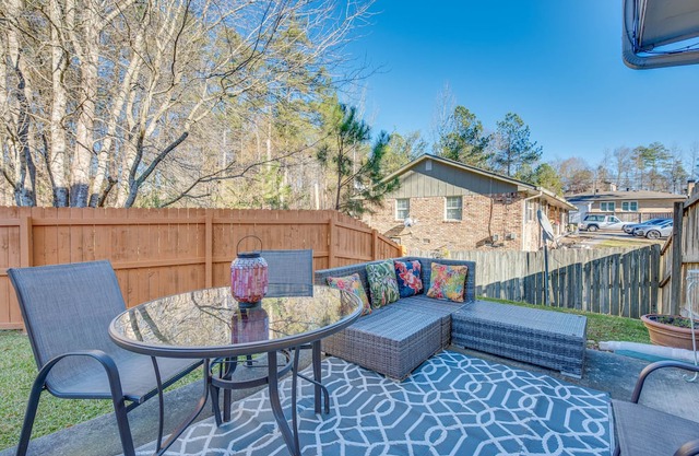 Cozy Georgia Retreat w/ Patio, Grill & Pool Access