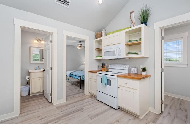 The Peaceful Palms Cottage - Community Pool and Pet Friendly