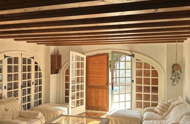 Sun-filled house with ocean and mountain views. Pet Friendly! Free WiFi Sleeps 8