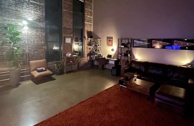 1,200 sq ft LOFT within walking distance of the Beltline and other shops!