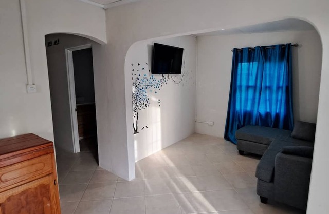 Cozy English style cottage, The beach 4mins drive away and relax in Barbados