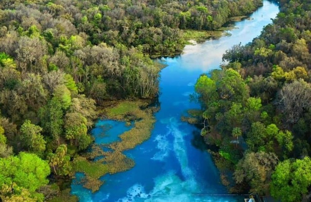 Rainbow river awaits in this beautifully furnished 3 bedroom home.. go kayaking