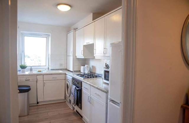 Charming 2-Bed Apartment Free Parking in Wimbledon