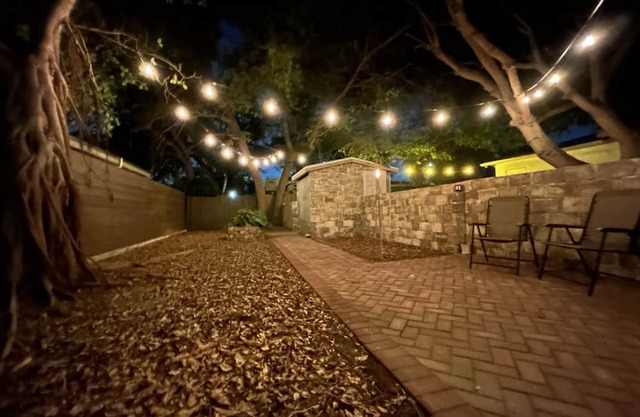 Cozy Cabin with private fenced garden in Miami. Kick back and relax here.