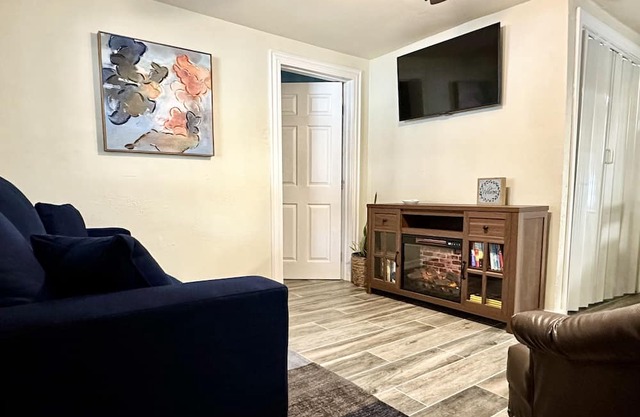 Cozy Cottage Family friendly,1940’s remodeled cottage. Meets All accommodations.