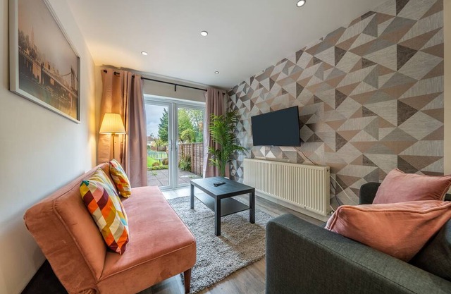 Captivating 4 BR Terraced House in Luton's Prime Location