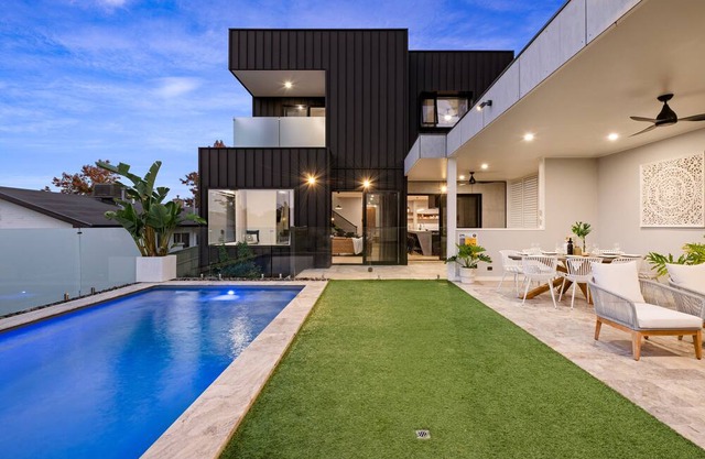 Luxurious urban oasis with pool in Central Albury