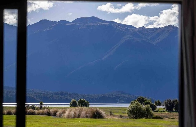 Gorgeous mountain and lake views and a great base to visit Milford Sound