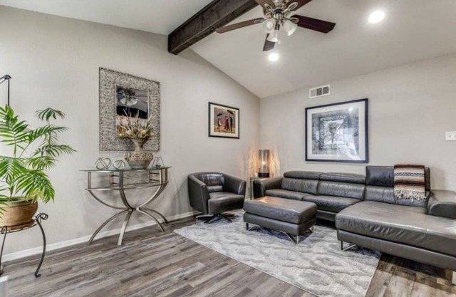 Cozy vibe condo. 2-bedroom, 2 full-bathroom with patio off the master & dining.
