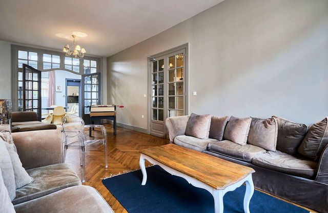 Spacious house 5ch 2sdb 9 beds terrace.