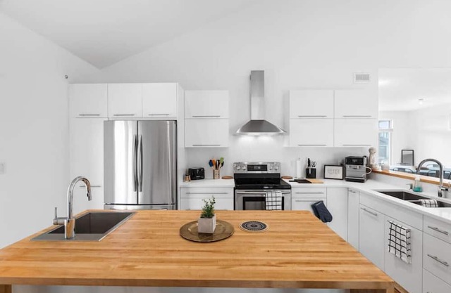 *Elegant 4BR Family Home* by *Prince Edward Area*