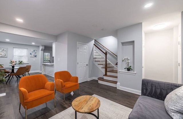 Gorgeous Updated 5 BR! Townhome w/ Outdoor Space!