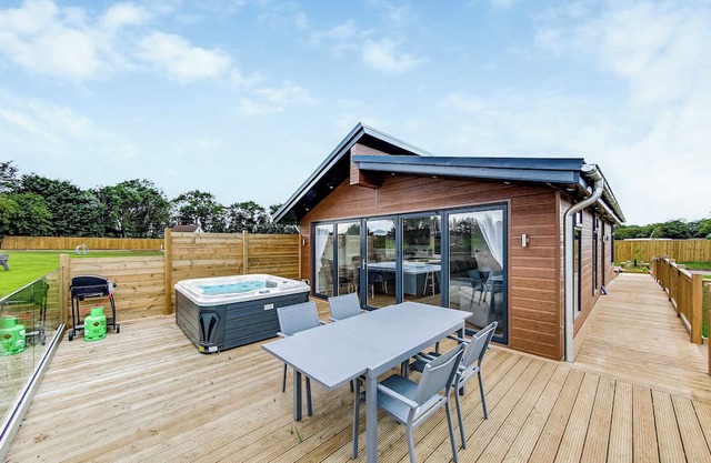 Superb bespoke lodge with two bedrooms sleeping up to four people.