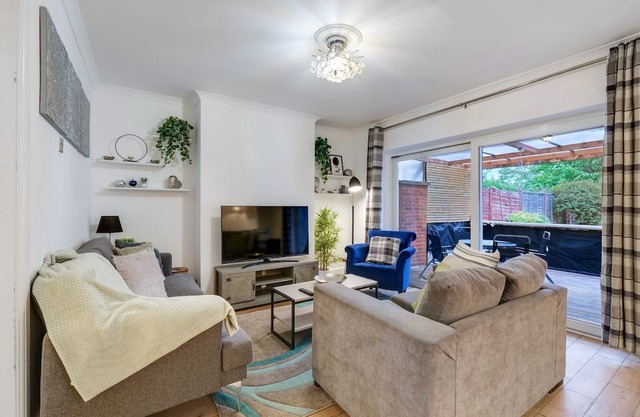 Modern 4 Bedroom House with Garden in Feltham