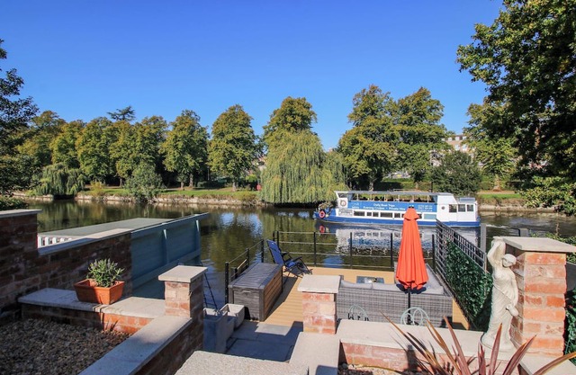 RIVERSIDE COTTAGE, with a garden in Shrewsbury