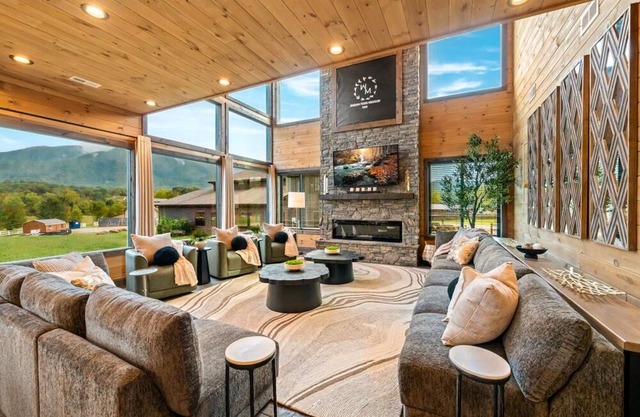 Luxe Smoky Lodge - Pool, Theater, Games, Sleeps 20