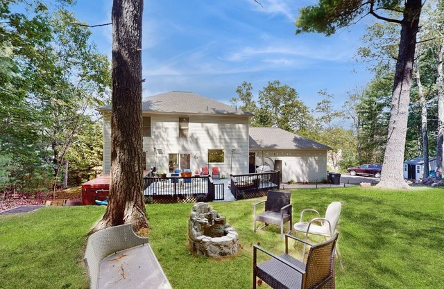 Spacious house with deck, firepit, hot tub - community amenities