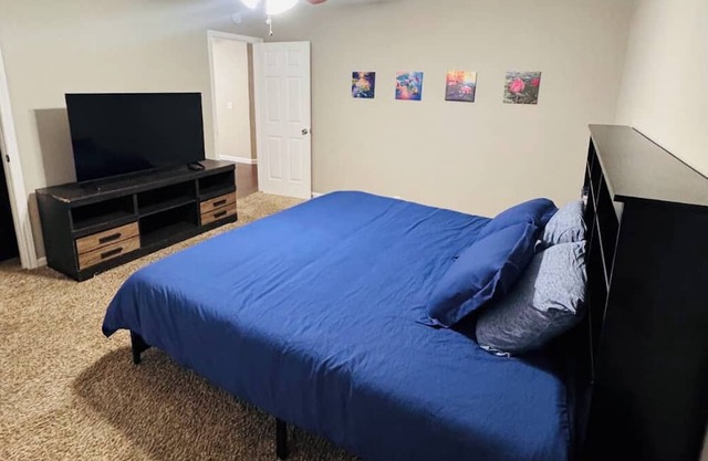 Peaceful Entire Home 15 Mn IAH, 25 Mn from Downtown, WFH Station, Up to 6 Guests
