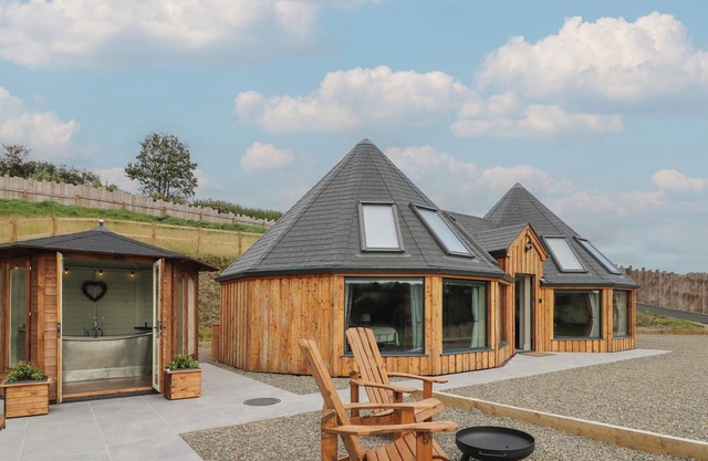 Y CWLWM - THE CELTIC KNOT, pet friendly, with a garden in Lampeter