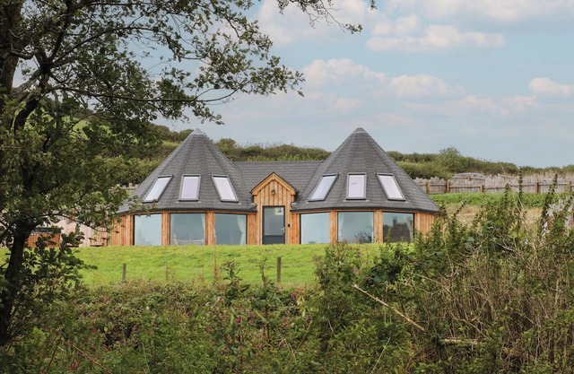 TY CRWN, pet friendly, luxury holiday cottage in Lampeter