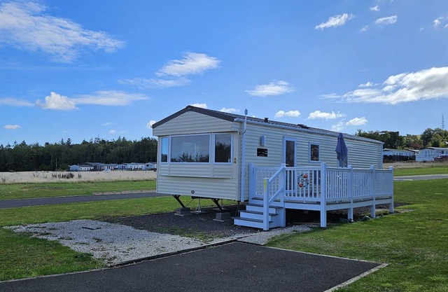 THURSTON MANOR CARAVAN PARK, PONY MEADOW, with a garden in Dunbar