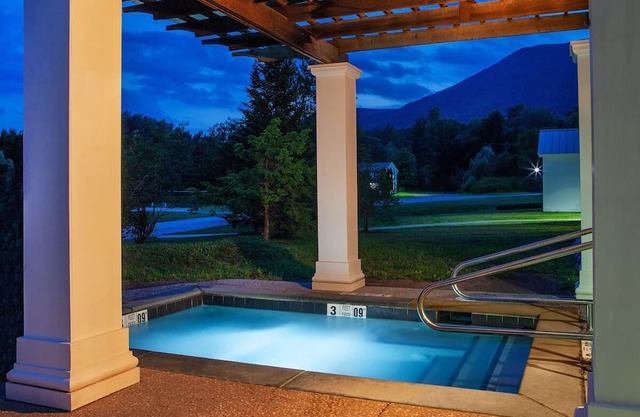 Scenic Golf & Spa Escape with Mountain Views and Trails Nearby