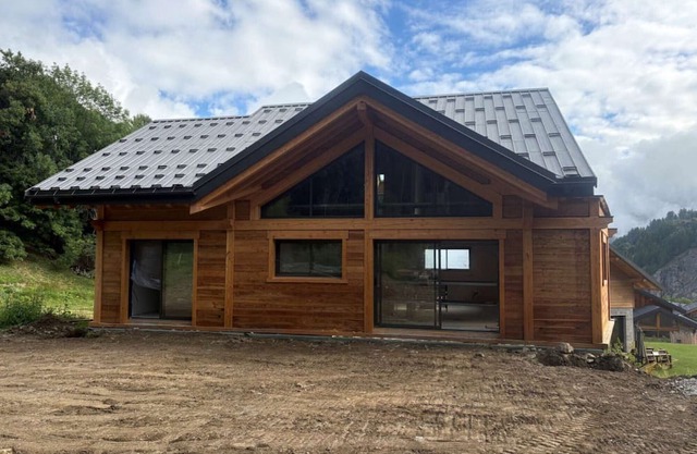Chalet 'L'Orée' with Mountain View, Private Garden and Wi-Fi