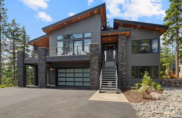 6BR Group Getaway | Hot Tub, 3 Kitchens, 3 Living