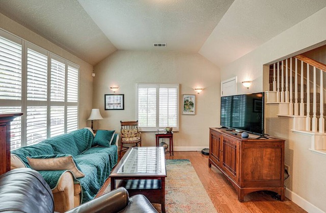 Walkable Miracle Mile Retreat w/ Peaceful Patio