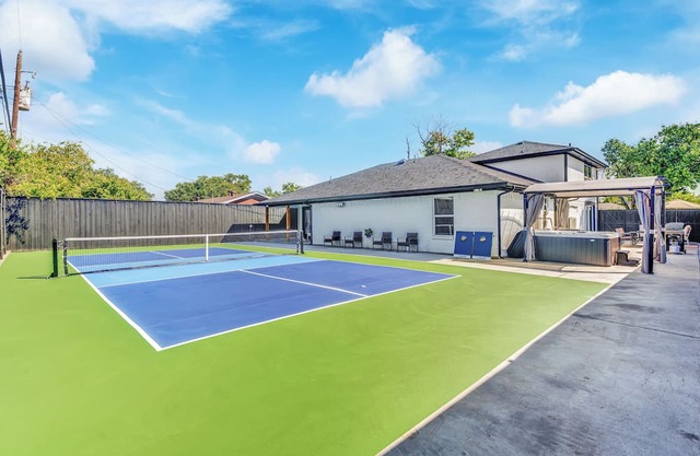 Pickleball & HotTub near FW Stockyards Sleeps 20