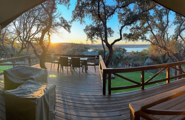 Entertainers Paradise! Breathtaking Sunsets and stunning lake views!