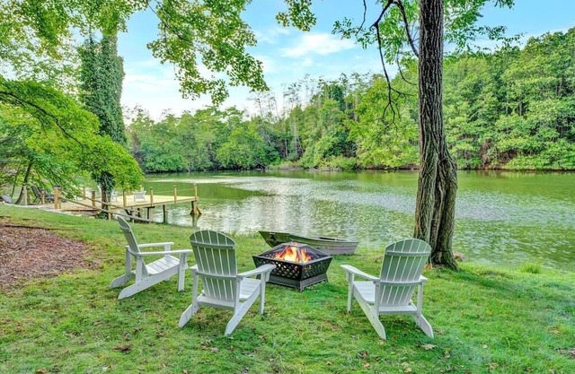 Dreamy & Scenic 3BR Lakefront on 200-Acre Estate