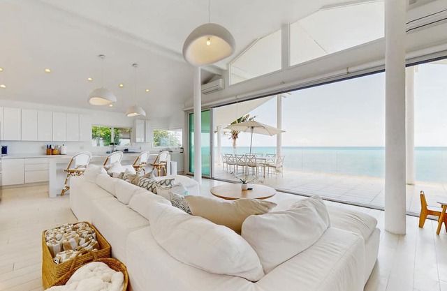 Oceanfront home with wrap around lanai, private sauna, beach access & WIFI